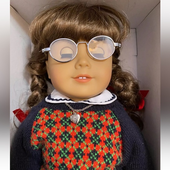 RARE AMERICAN GIRL DOLL MOLLY AND FURNITURE ACCESSORIES LAMP BED CLOTHES - Picture 5 of 7